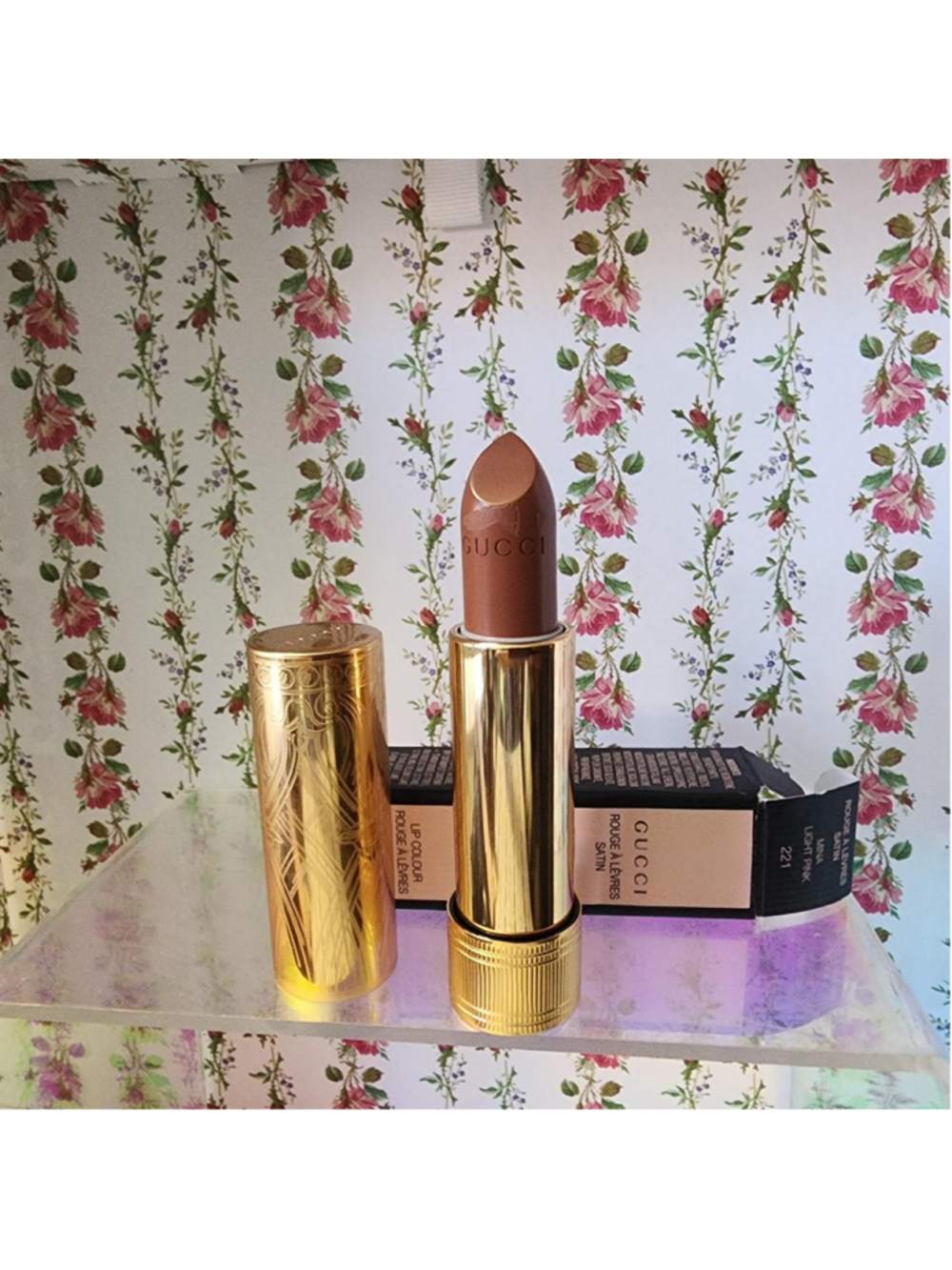 Gucci lipstick in shade 221
#gucci #luxury